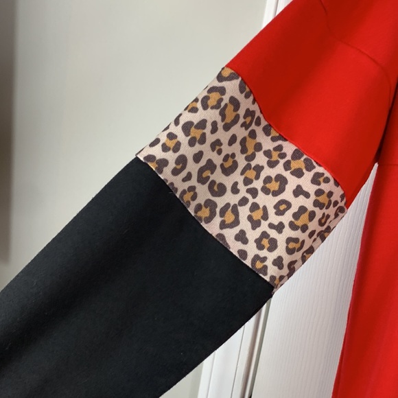 Tees2urdoor red long sleeved sweatshirt with a black/animal print stripe size sm - Picture 3 of 6